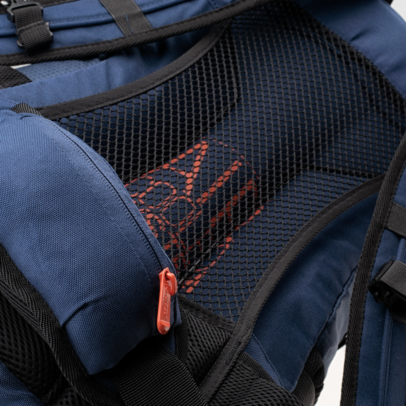 Moder pohodniški nahrbtnik Hi-Tec Aruba 30L za pohode, zračenje