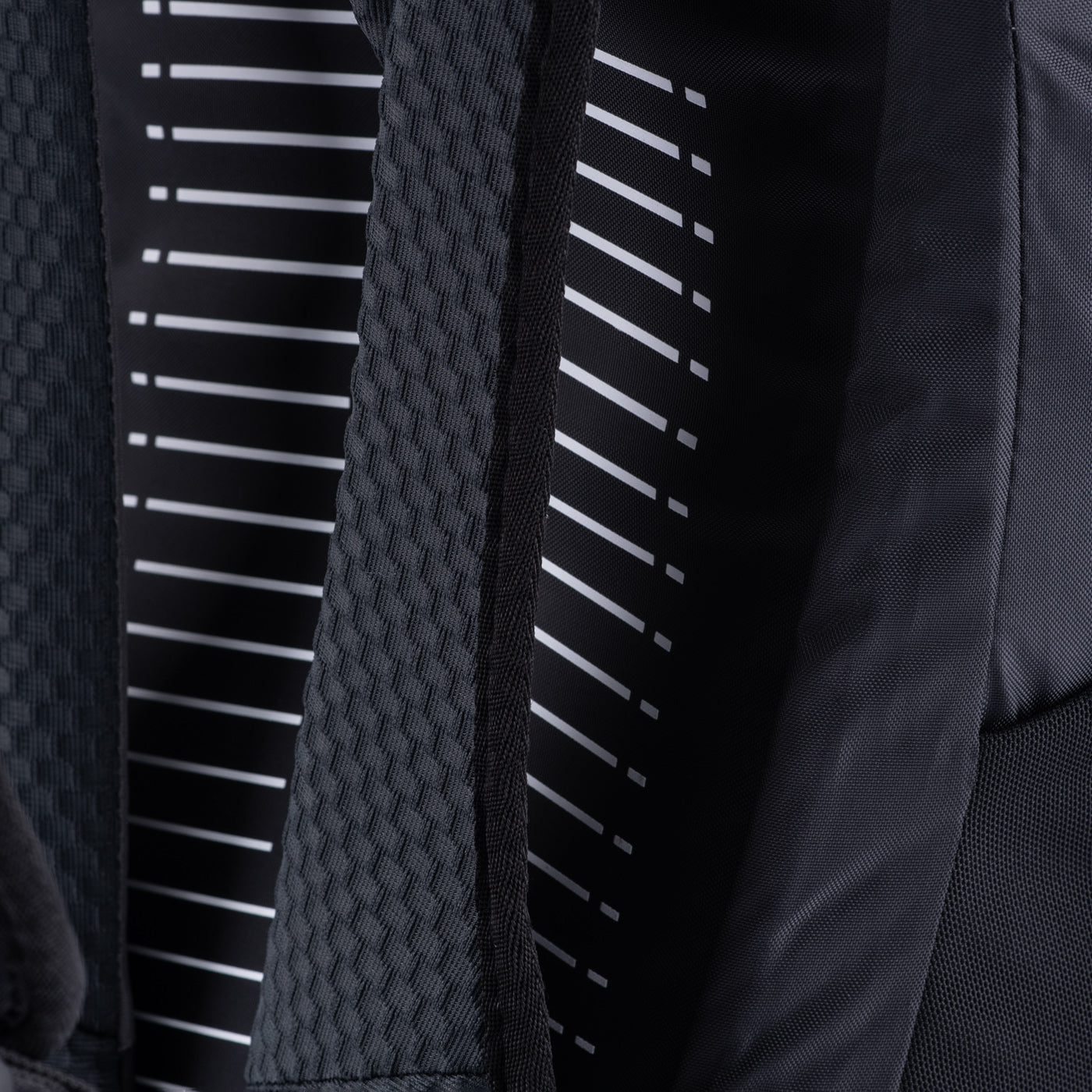 Elbrus Airtex S treking nahrbtnik detajl – zadnji pogled na ergonomsko hrbtišče in nastavljive naramnice.